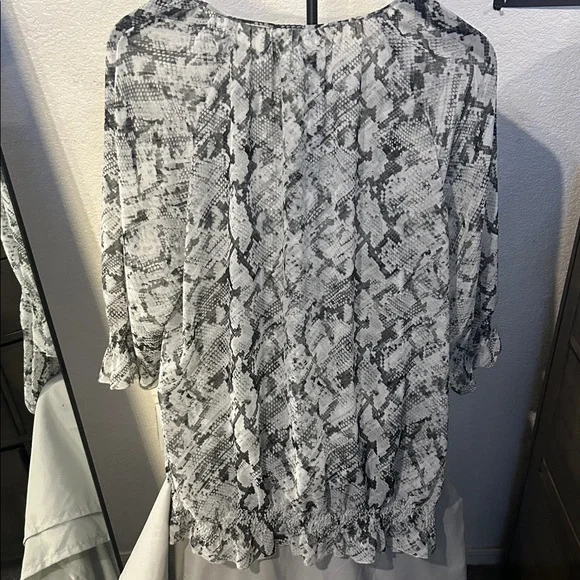 EUC Chico's Monochrome Snake Print Blouse. Size 2 - Picture 5 of 5